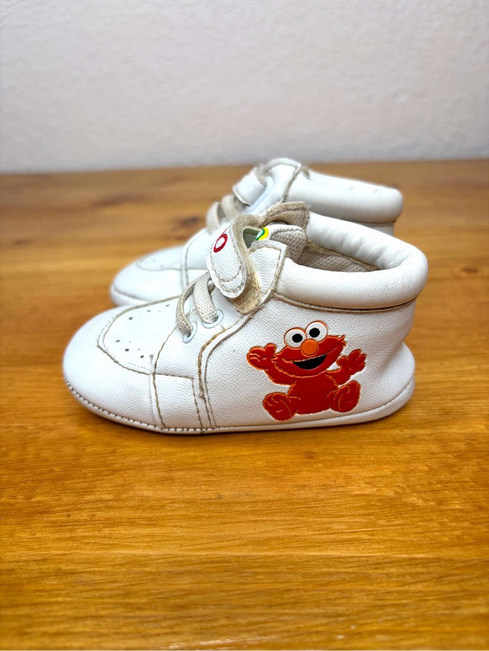 VINTAGE 1990s White Sesame Street Elmo Loves You Baby Shoes Sneakers Size 3